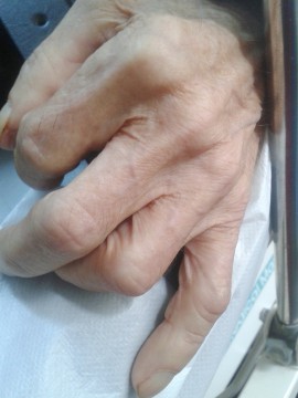 O vârstnică din Hârşova s-a trezit cu hoţul peste ea: a fost agresată şi a rămas fără telefon